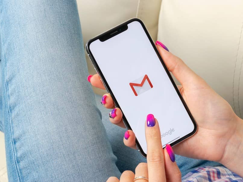 mujer usando la aplicacion movil gmail