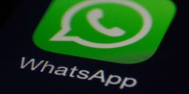 logo de whatsapp en telefono