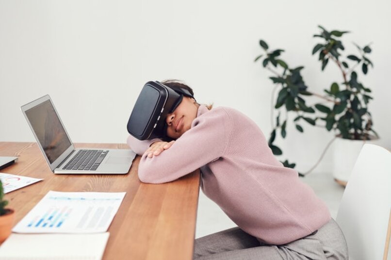 chica dormida mientras tiene lentes de realidad virtual puestos