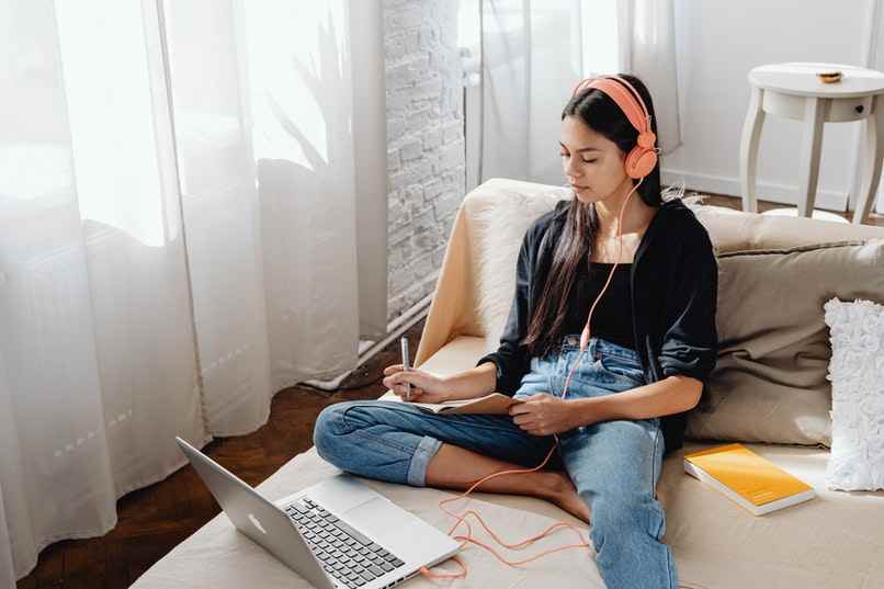 girl using pc and headphones