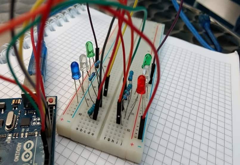ejemplo de conexion de placa arduino con leds en protoboard