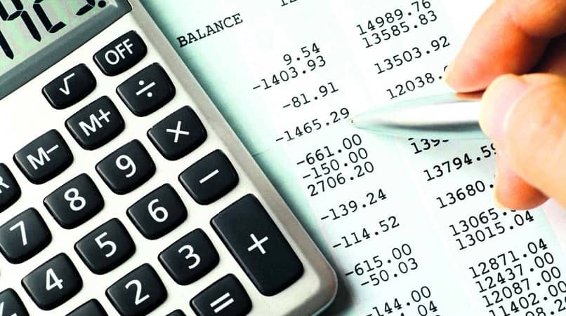 contador calculando un balance general de contabilidad