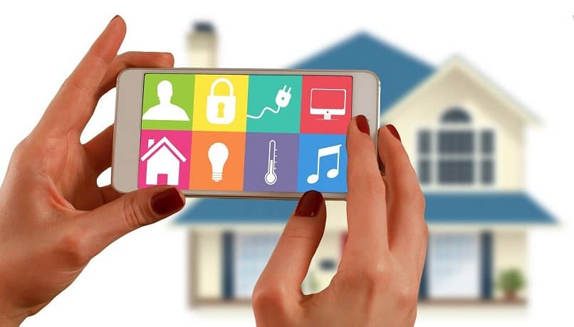 uso de smartphone para controlar casa inteligente