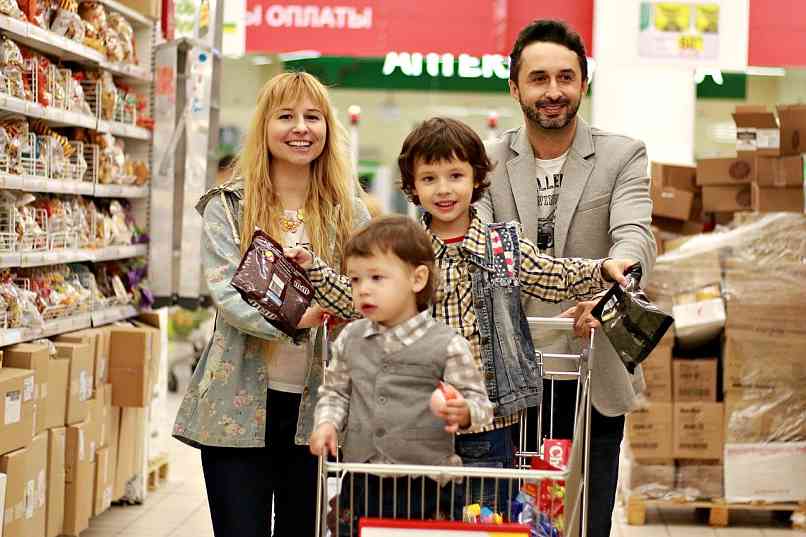 familia comprando en supermercado