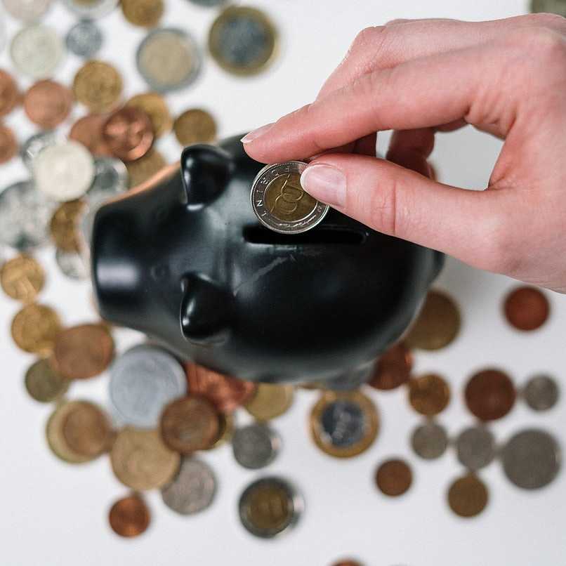 persona ahorrando monedas