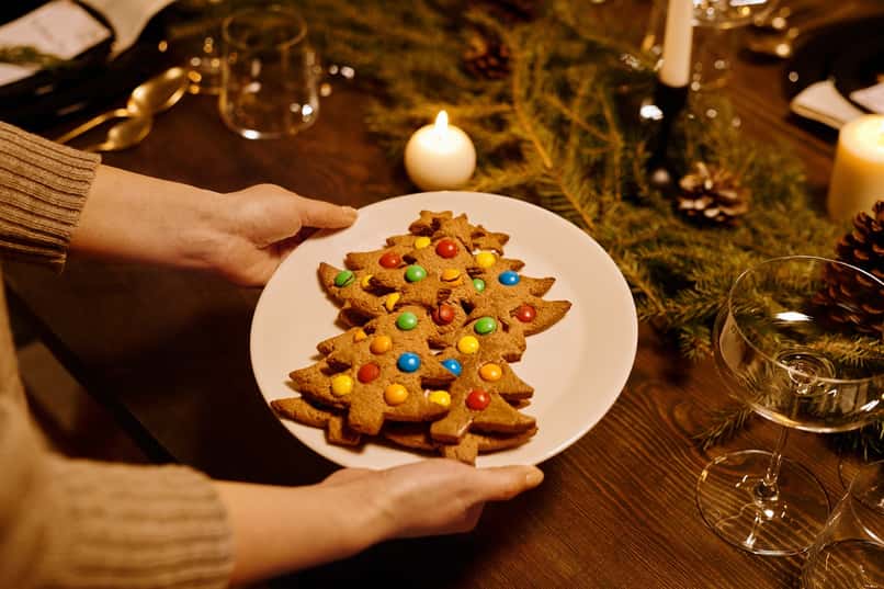 plate with christmas cookies
