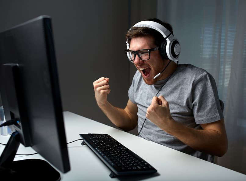 hombre grita frente a la computadora