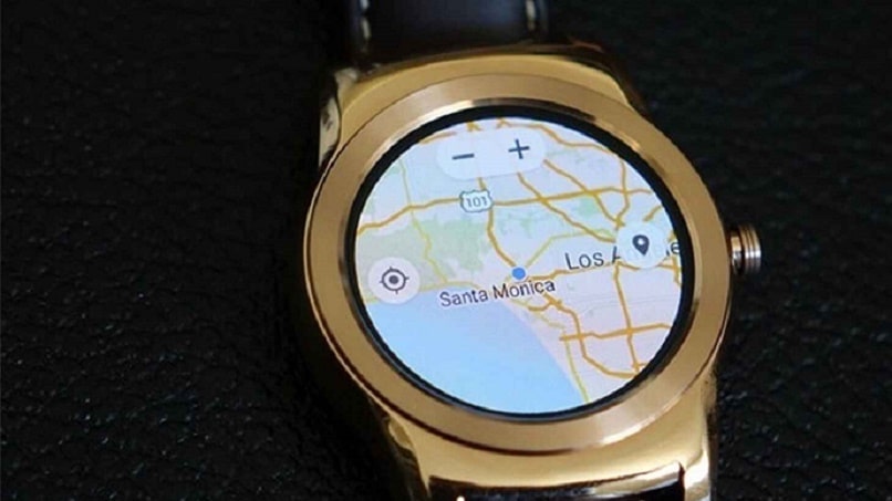 hacer zoom en google maps en el reloj usando los dedos