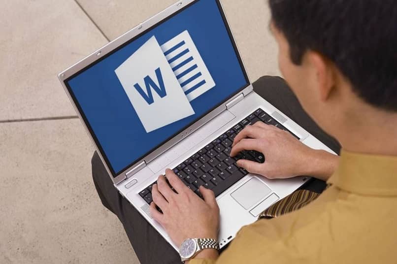 hombre usando word en su laptop