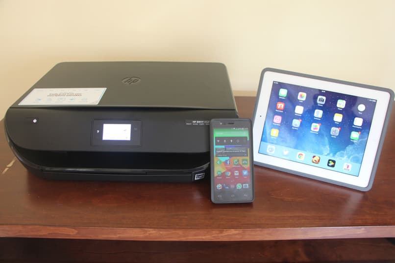 impresora de red un telefono y una tablet