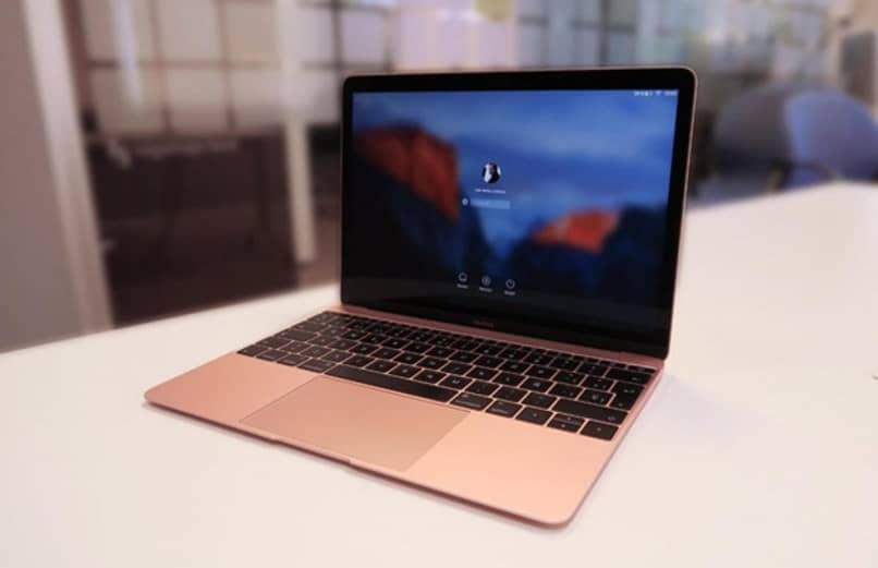 laptop mac color salmón