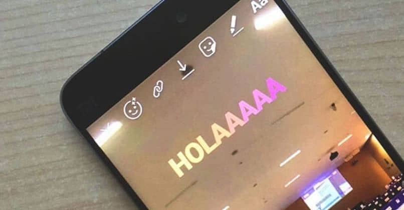 probar truco de texto multicolor en instagram stories