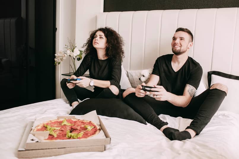 pareja hace combos de mortal kombat fatalities comiendo pizza