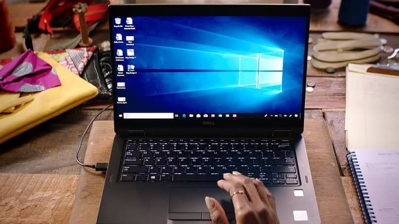 persona utilizando laptop con windows 10
