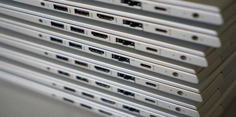 computadoras una sobre la otra