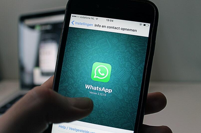 logo de whatsApp en un celular