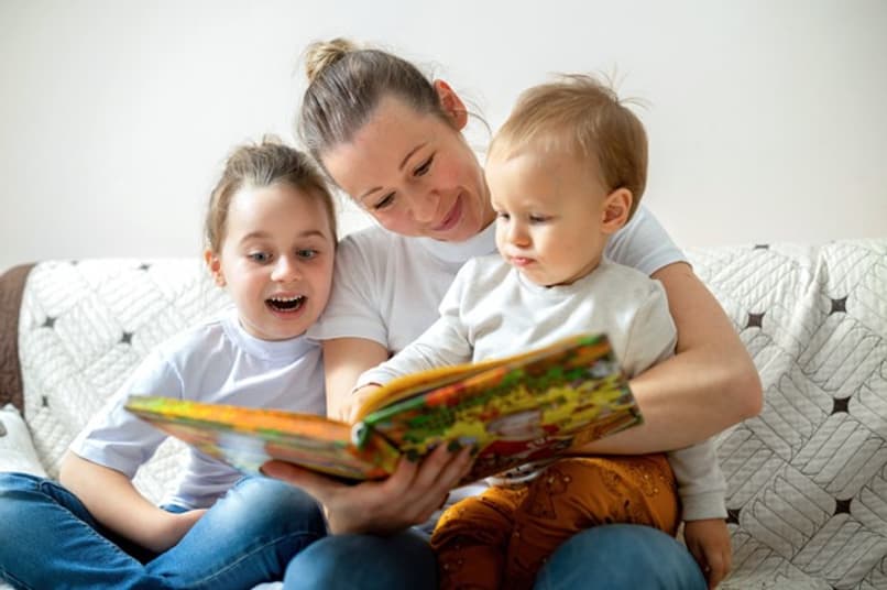 mother teaches her children to read