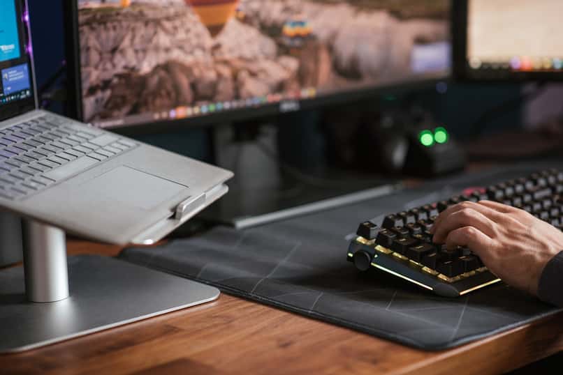 persona usando teclado de computador