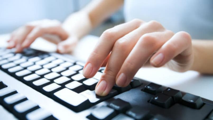 manos en un teclado de computadora