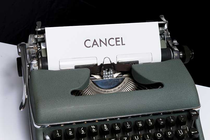 maquina de escribir con palabra cancelado