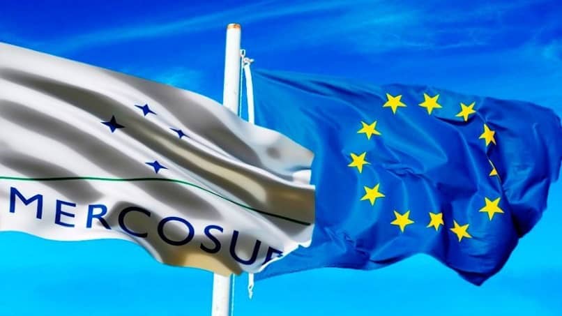 flags of mercosur and the european union