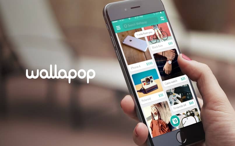 wallapop app en smartphone mano derecha