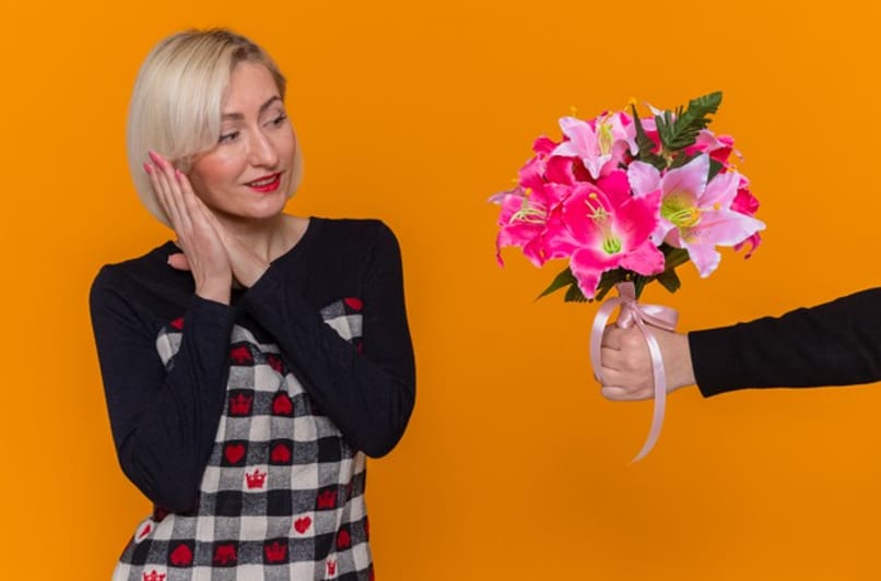 mujer recibe flores