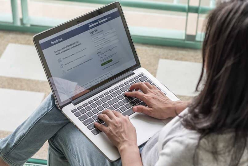 mujer usando facebook para ver perfiles de amigos