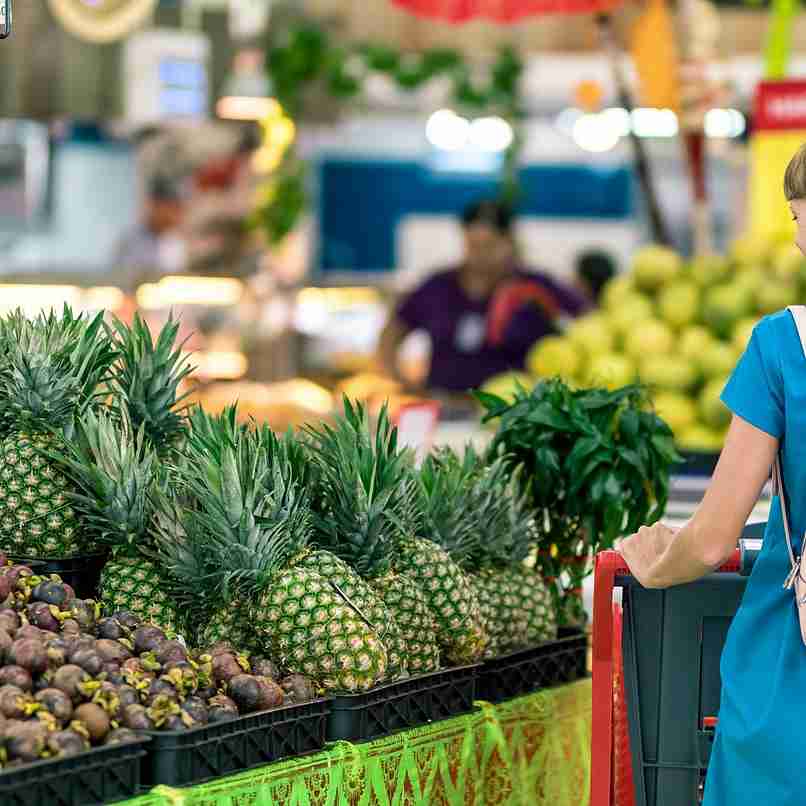 mujer comprando en supermercado