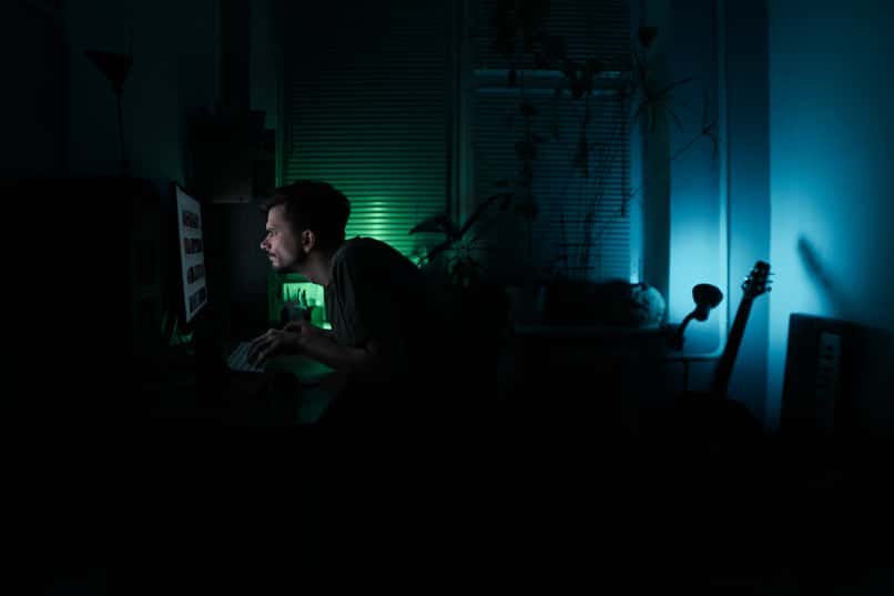 hombre usando computador