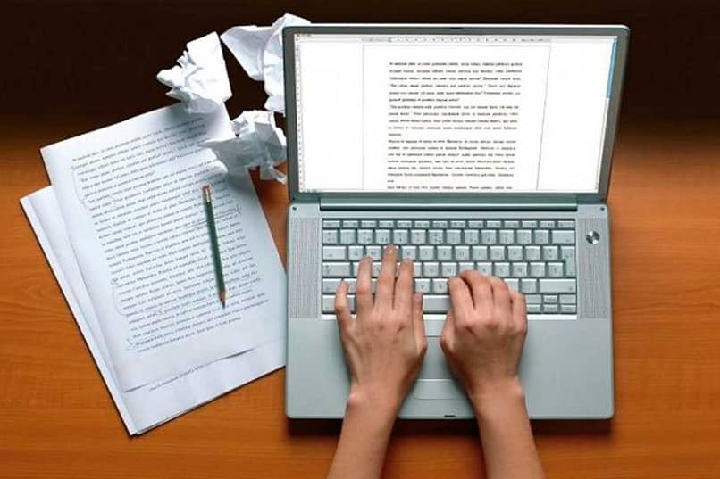 persona ordenador escribir carta comercial saludo