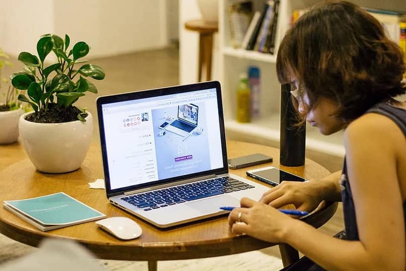 mujer trabajando laptop