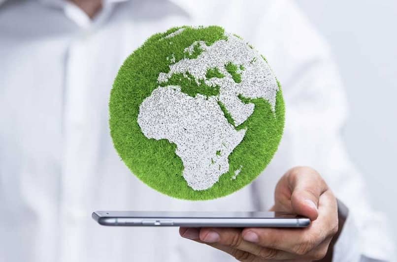 persona mostrar planeta verde en tableta organizacion ayudar planeta