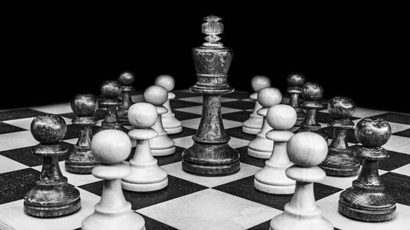 rey de ajedrez lider