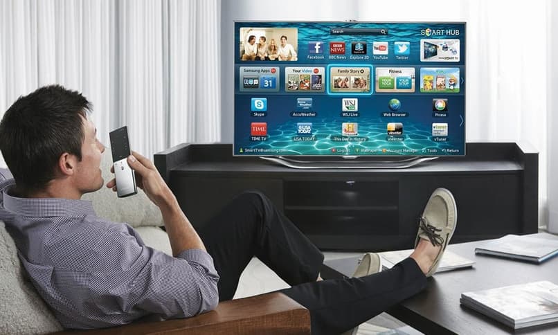 hombre controlando smart tv por telefono