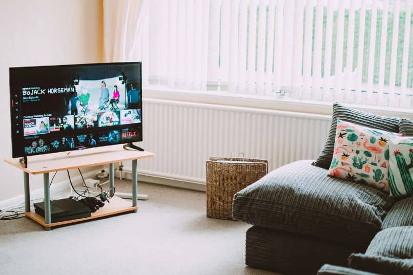 smart tv en sala de estar