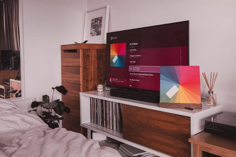 smart tv con spotify en habitacion