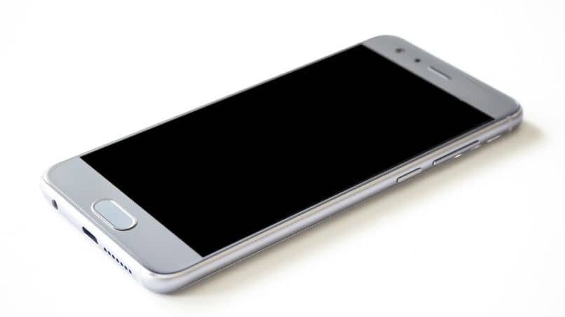 smartphone gris sobre fondo blanco