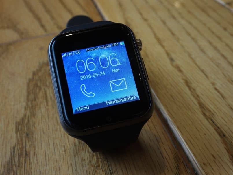 smartwatch negro sobre escritorio de madera
