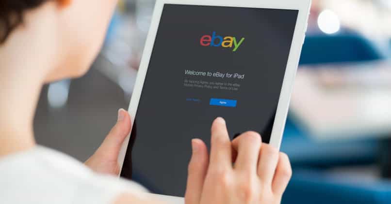 persona entra a ebay por articulo de una subasta