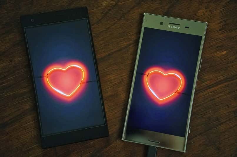 dos telefonos con corazones