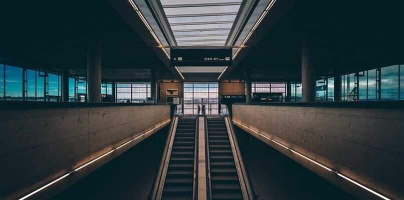 escaleras en aeropuerto