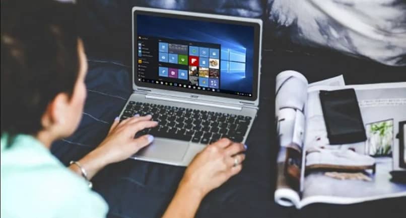 windows user on a laptop
